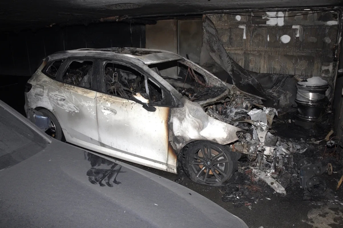 Domat/Ems GR – Auto brennt in Tiefgarage