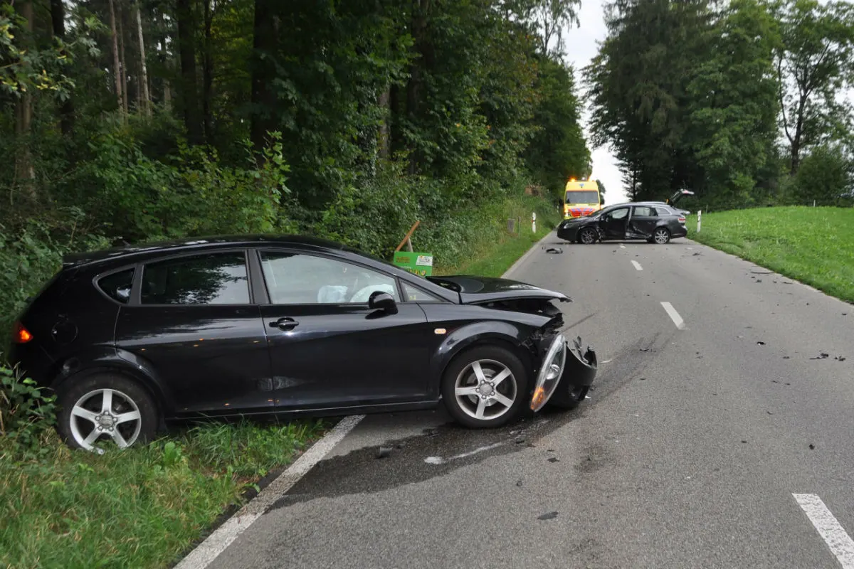 Erlinsbach SO - 20-jähriger Autofahrer schiesst anderes Auto ab
