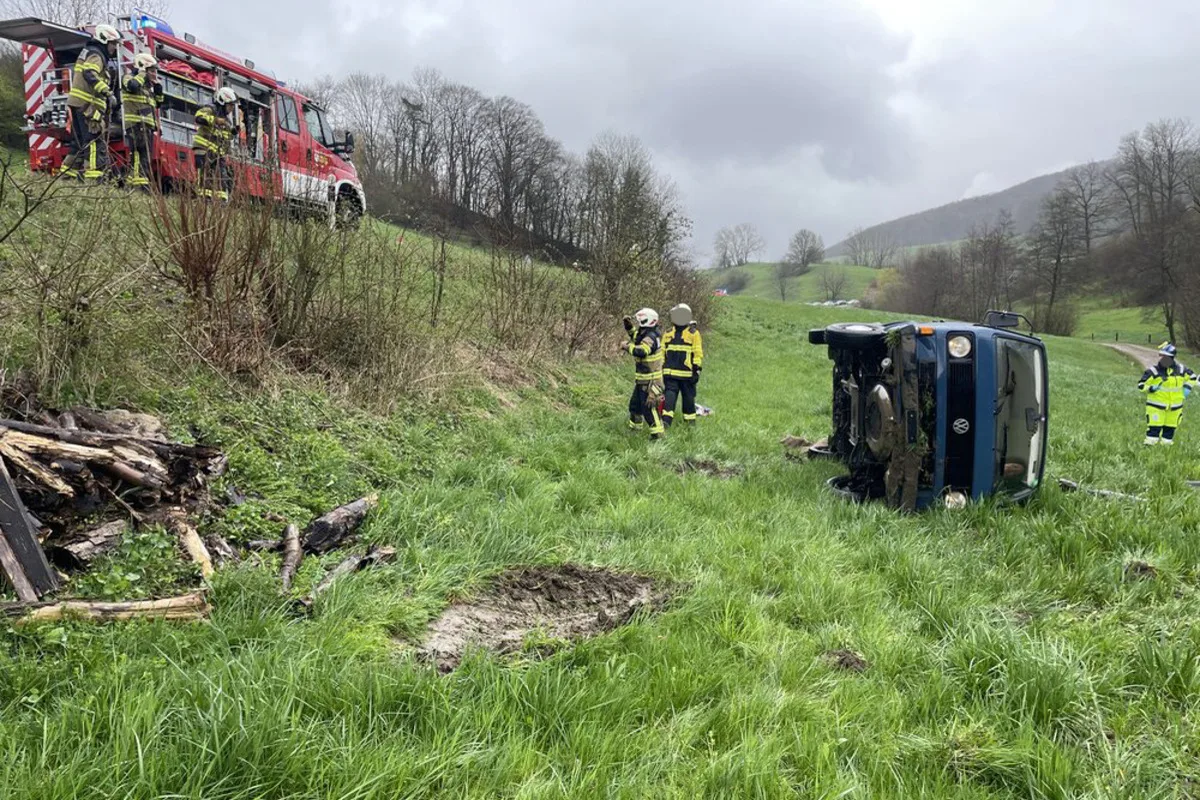 Densbüren AG - Auto stürzt bei Unfall Abhang hinunter