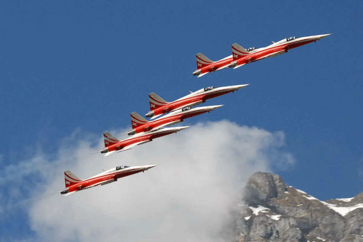 Zeiningen AG - Fast Kollision zwischen Patrouille Suisse und Segelflugzeug