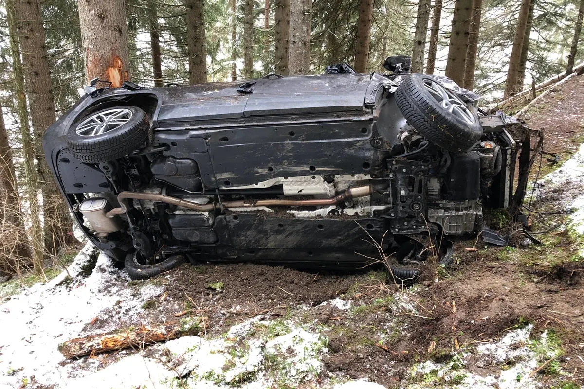 Safien Platz GR - Auto über steilen Abhang überschlagen