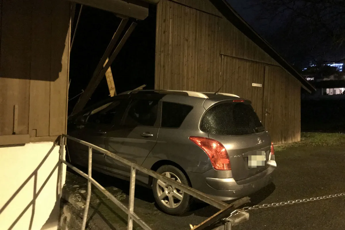 Wettingen AG - In Holzschopf geprallt