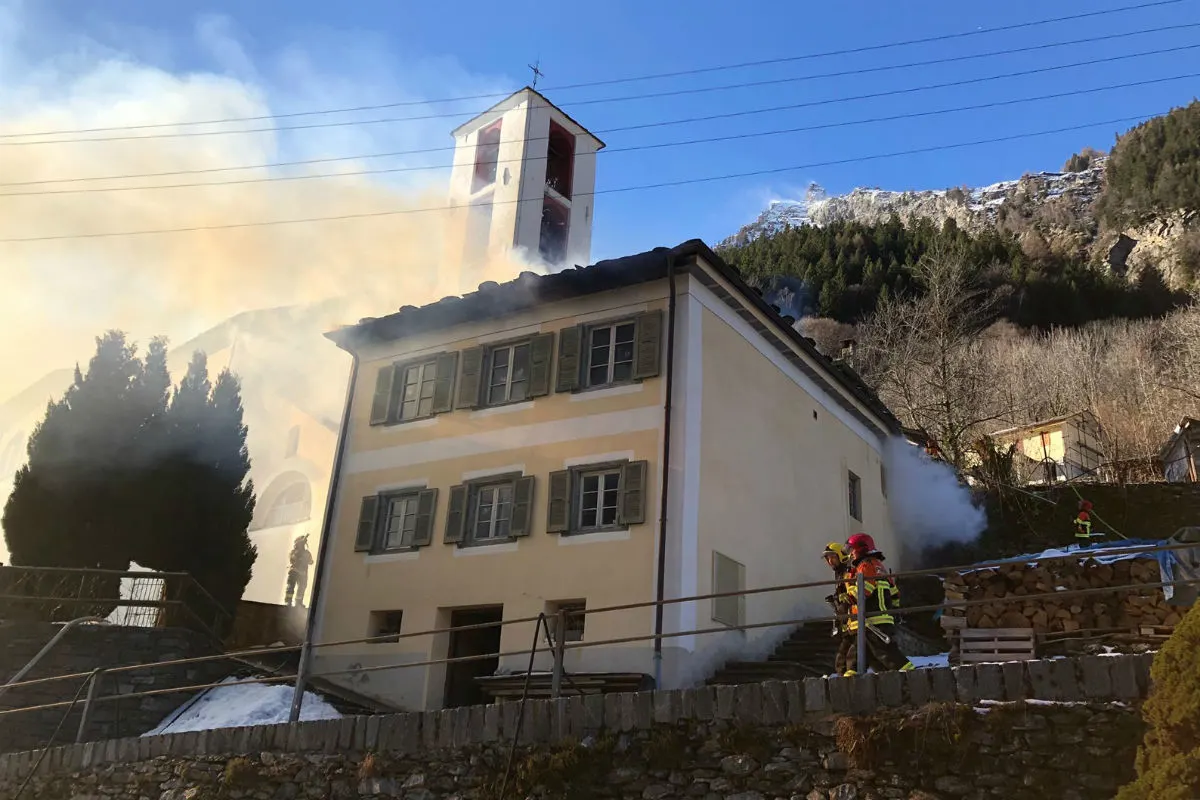 Sta. Domenica GR - Feuer zerstört Zweifamilienhaus