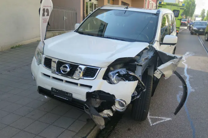 Binningen BL - Zwei Autos zusammengestossen