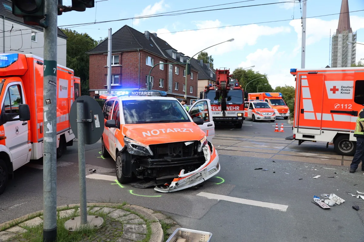 Essen-Huttrop NW - Notarzteinsatzfahrzeug in einen Unfall verwickelt 