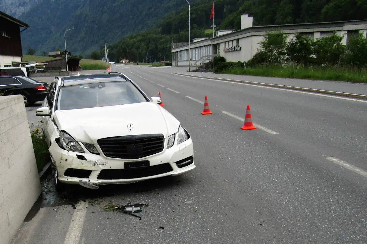 Schwanden GL - Am Steuer eingeschlafen und gegen Mauer geprallt