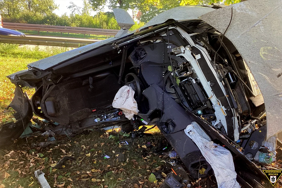 A94 München BY – Lamborghini prallt gegen Baum – Fahrer schwer verletzt