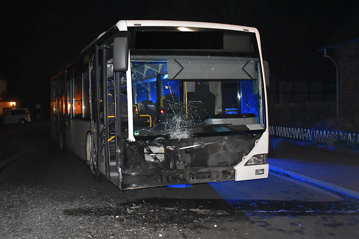80.000 EUR Schaden in Auhagen - Linienbus prallt in Pkw