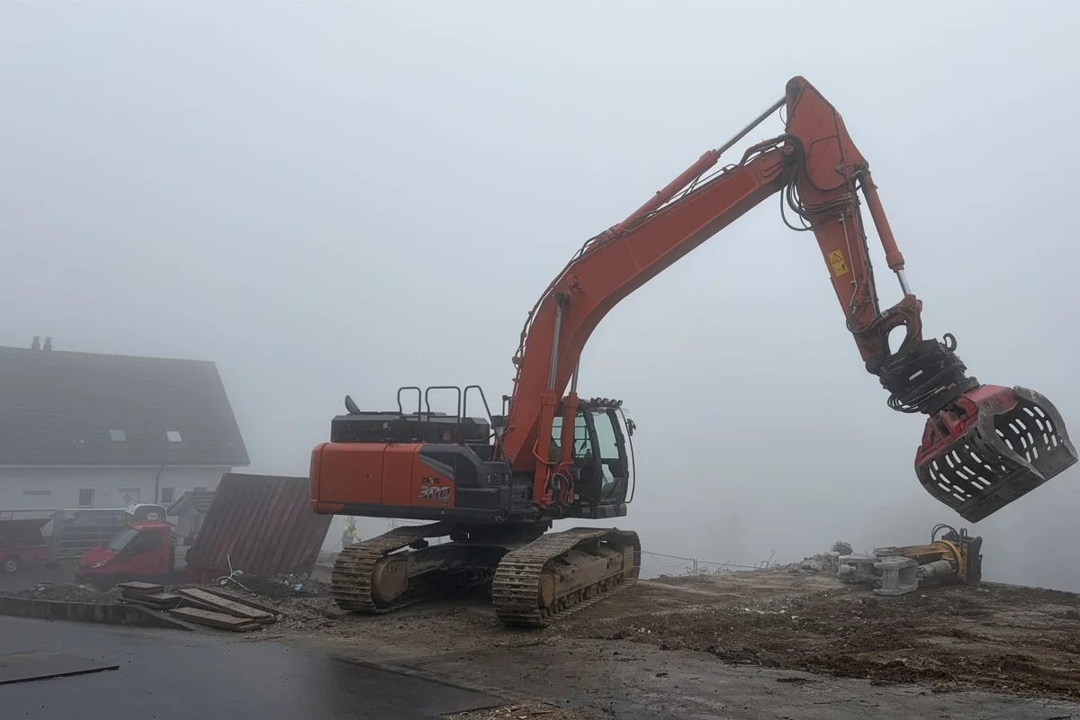Menzingen ZG – Arbeiter nach Unfall mit Bagger in Lebensgefahr