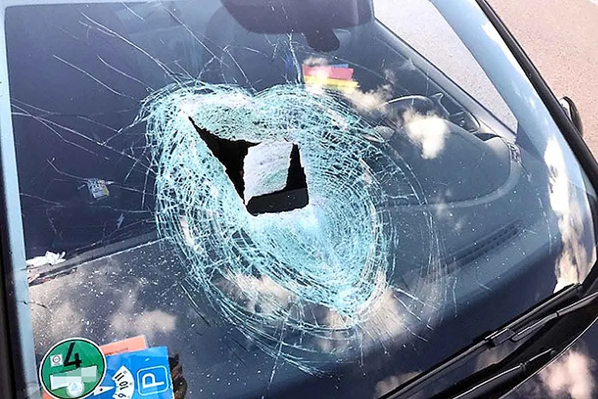 Kaiserslautern - Verlorener Holzklotz durchschlägt Frontscheibe
