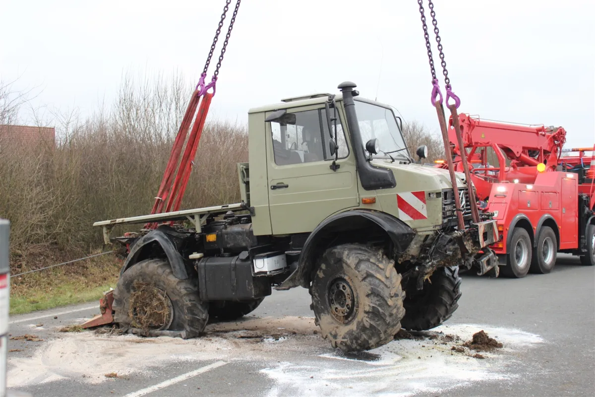 Schwerer Lkw-Unfall auf der B474 in Dülmen - Fahrer kommt mit Verletzungen ins Krankenhaus