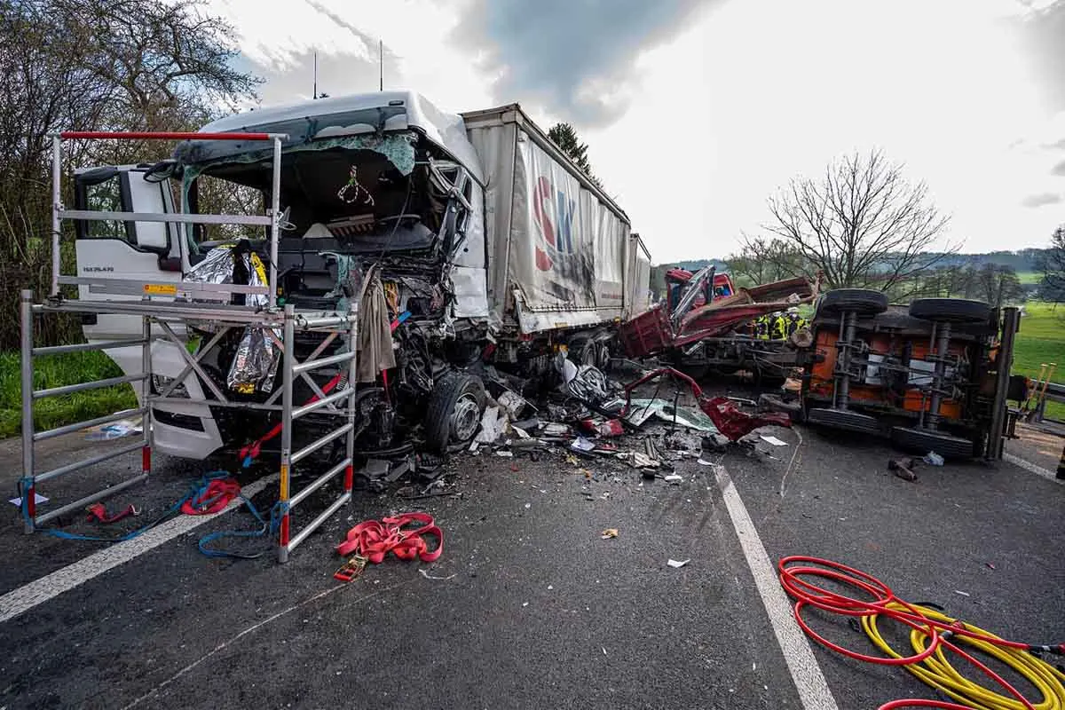 Drama in Halwer - Ein Toter und ein lebensgefährlich Verletzter bei LKW-Frontalzusammenstoß