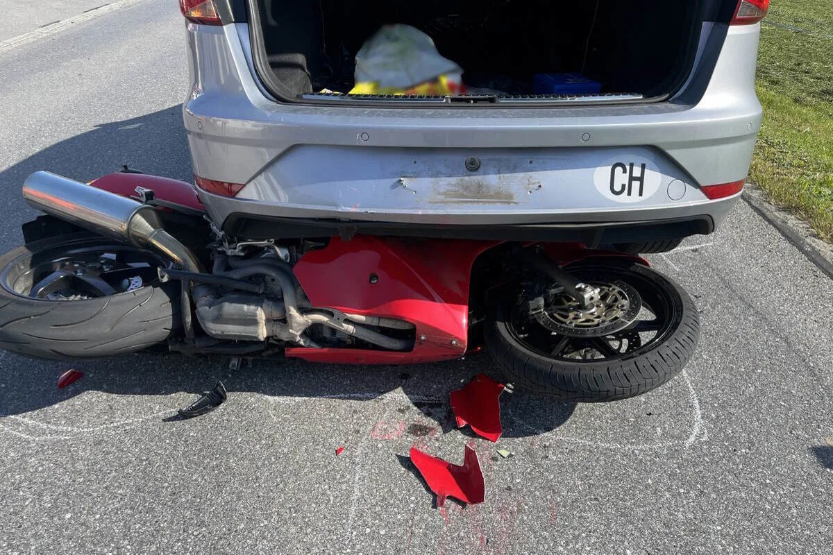 Schänis SG - Motorradfahrer (77) nach Unfall im Spital