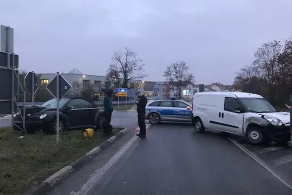 Worms – Totalschaden bei Frontalzusammenstoß – Autolenker verletzt