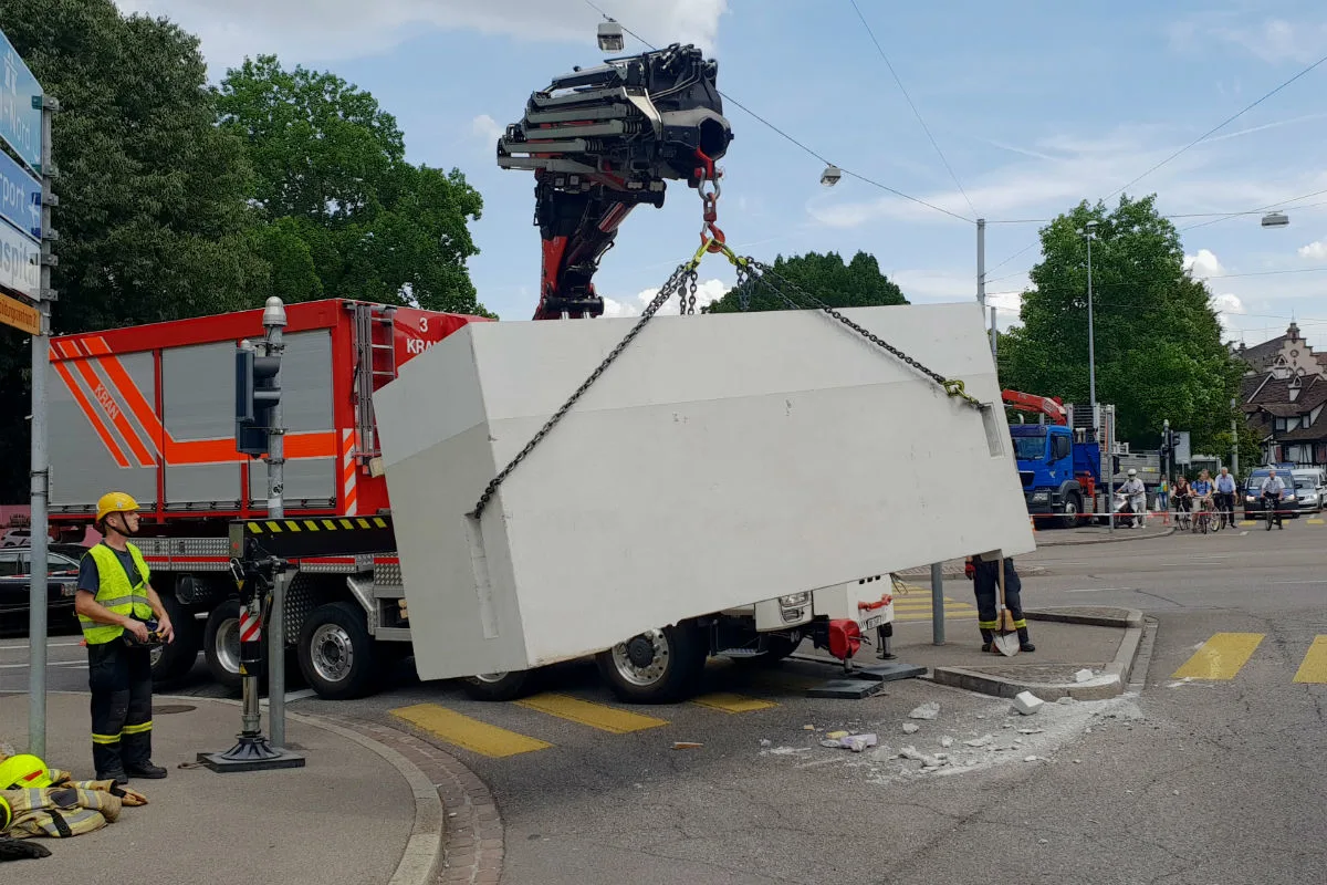 Basel BS - Betonelement fällt von Lastwagen