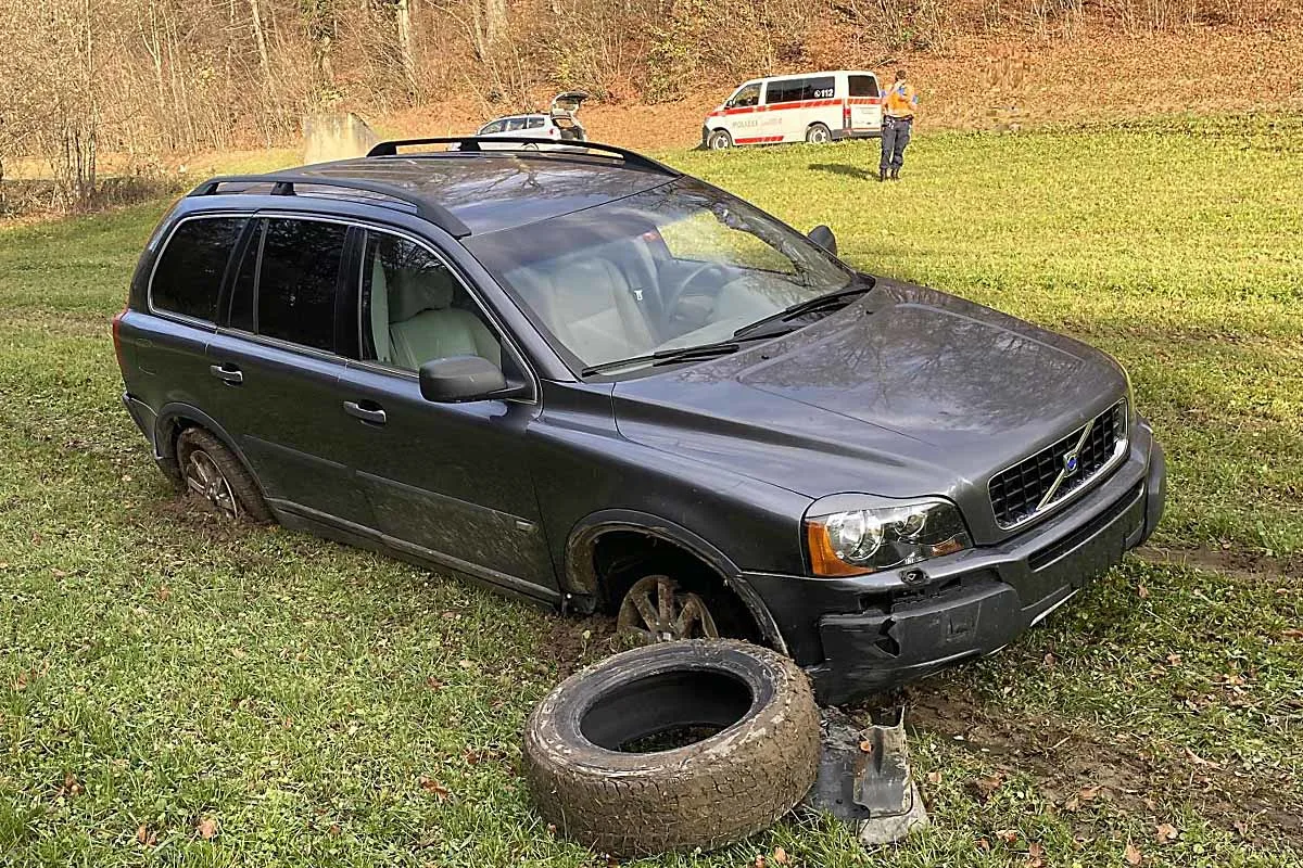 Unfall unter Alkoholeinfluss in Buus BL - Autofahrer kollidiert mit Betonmauer!