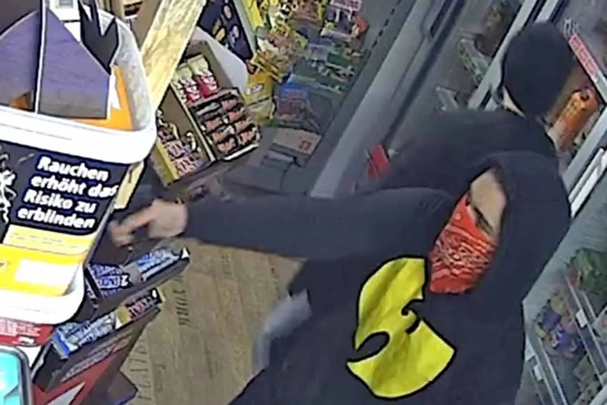 Schwerer Raub in Essen - Räuber mit Schusswaffe überfallen Kioskbetreiber!