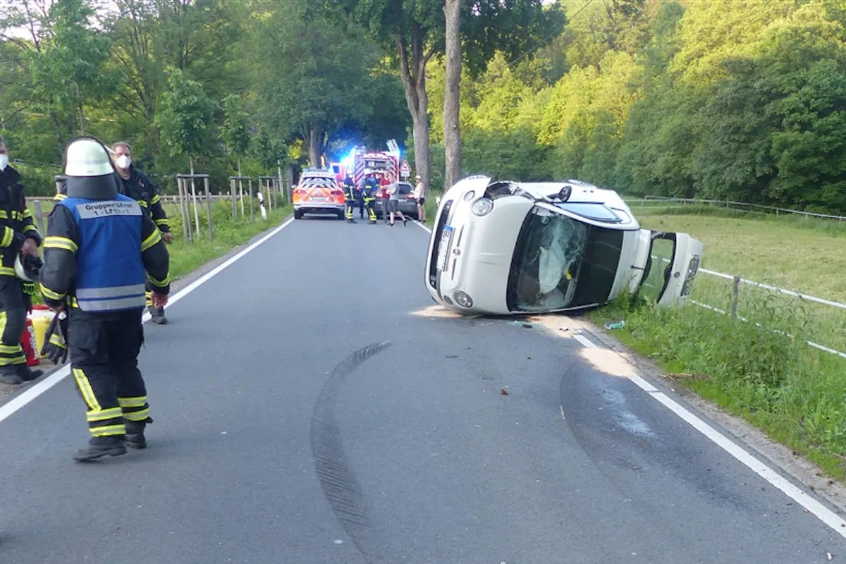 Lindlar – Durch Ablenkung vor Baum gefahren - zwei Verletzte