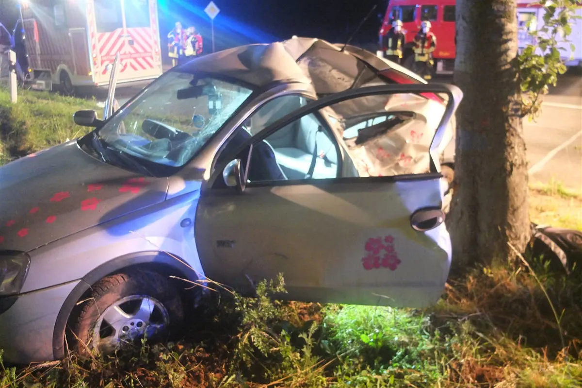 Heimbach – Vollbesetzter Kleinwagen fährt gegen Baum