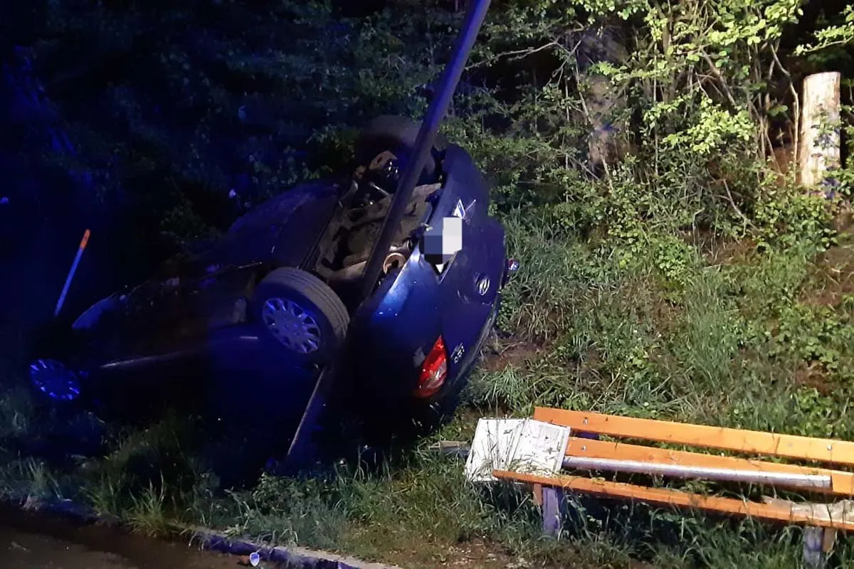 Schwerer Unfall in Mitterbach – Gegen Betonschacht gekracht und überschlagen