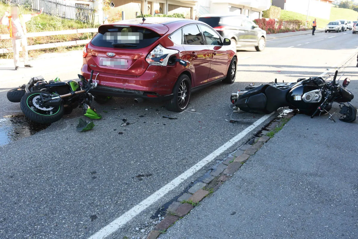 Unfall St.Gallenkappel SG -  Auto mit Vollbremsung wegen Katze - Töfffahrer prallen ins Heck