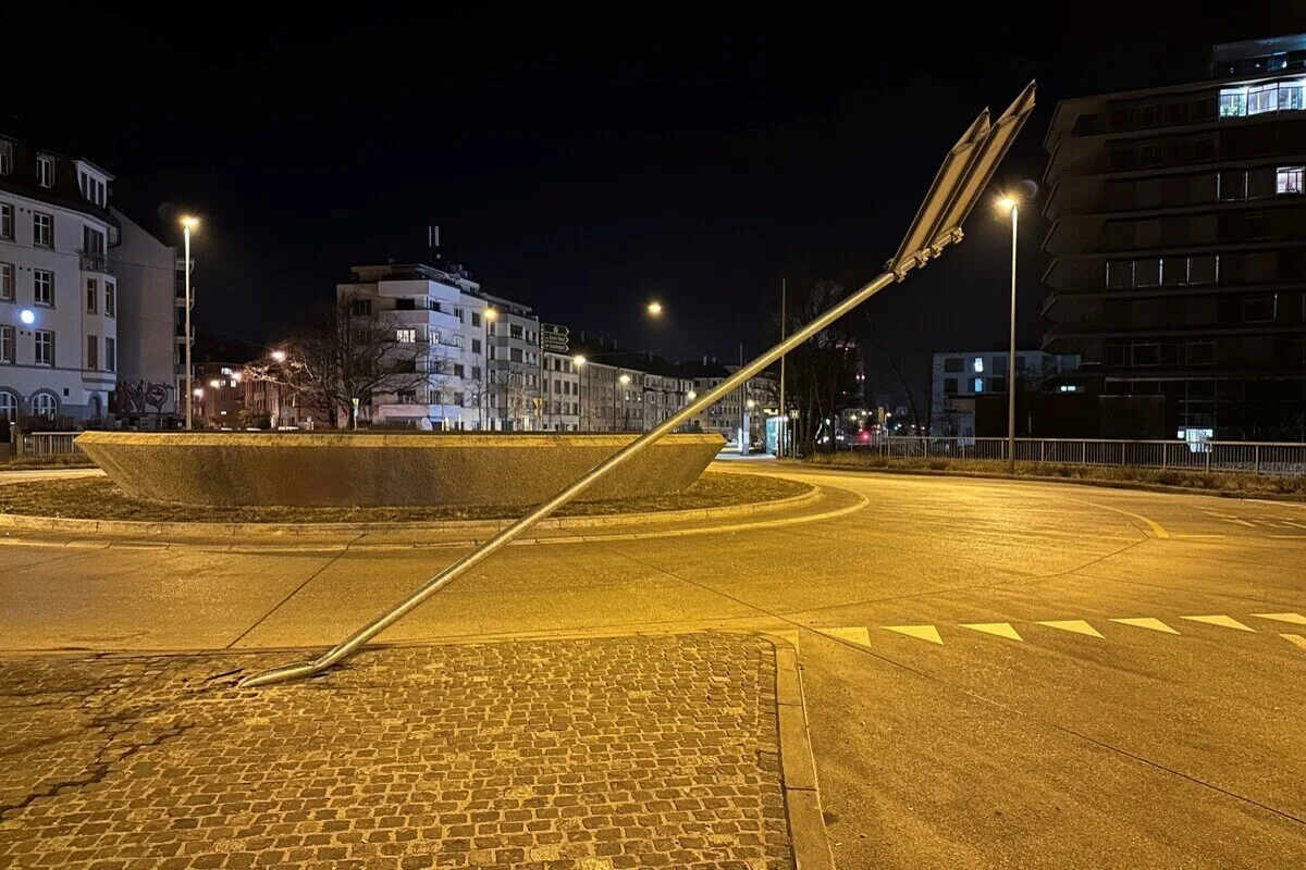 Basel - Gegen eine Signalstange gefahren