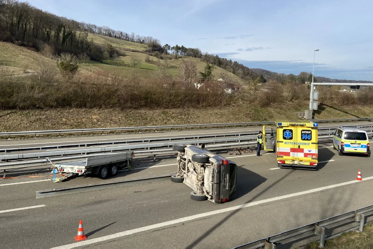 A3/Schinznach-Dorf AG -  Jeep-Cherokee kommt mit Anhänger ins Schleudern und kippt!