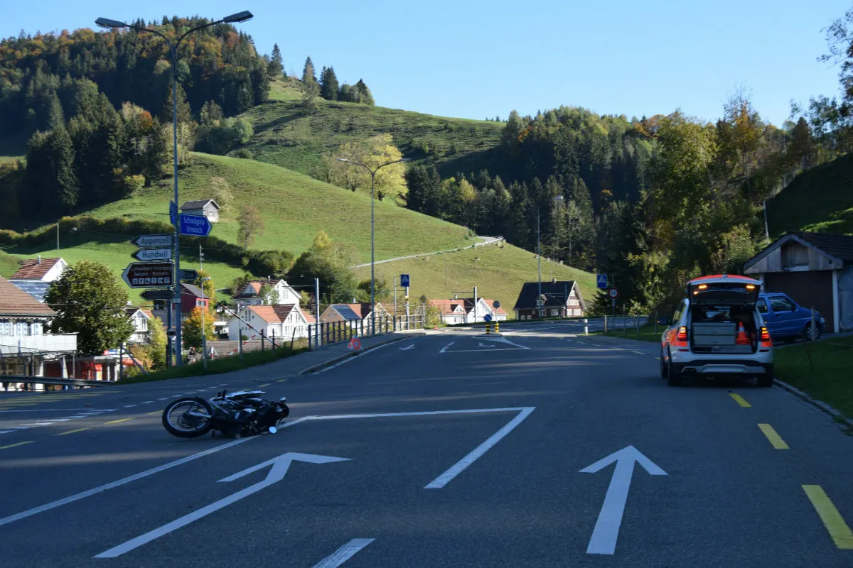 Urnäsch AR - Motorradlenker kollidiert mit Auto