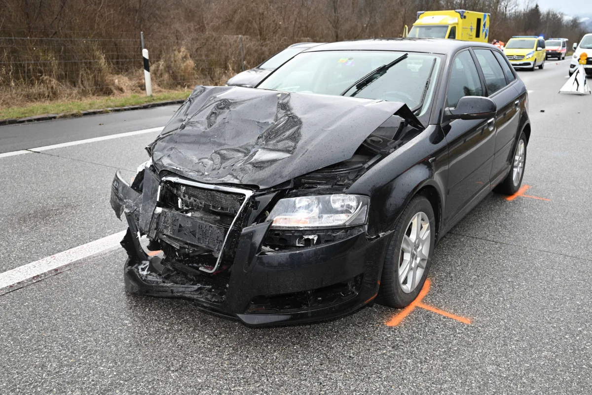 A13 Buchs SG: Zwei verletzte Personen bei Auffahrunfall