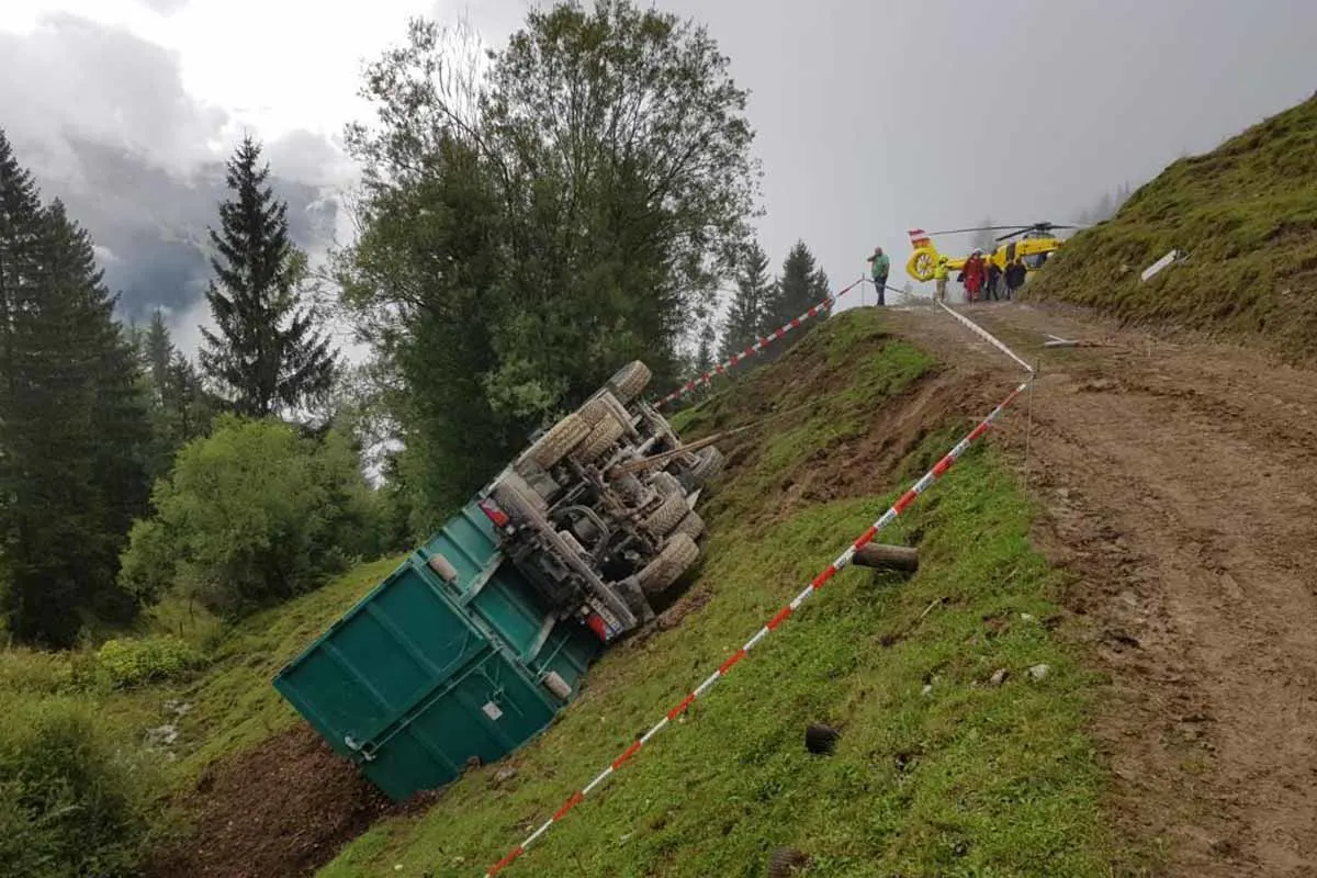 Arbeitsunfall in Kirchberg in Tirol - LKW stürzte 15 Meter ab
