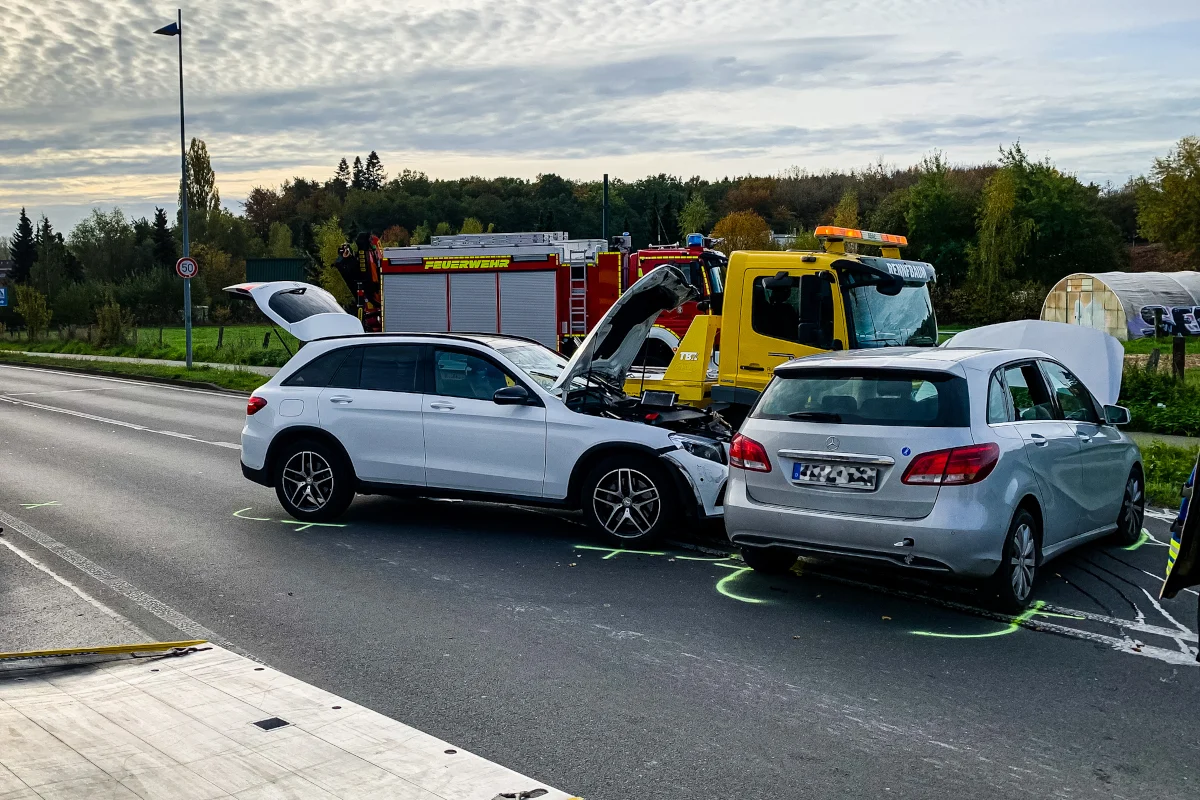 Menden – Aus Hofausfahrt gefahren und frontal in anderes Auto gekracht – zwei Personen teils schwer verletzt