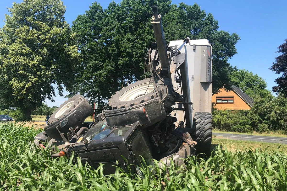 Kutenholz – Traktor kommt von Straße ab und überschlägt sich