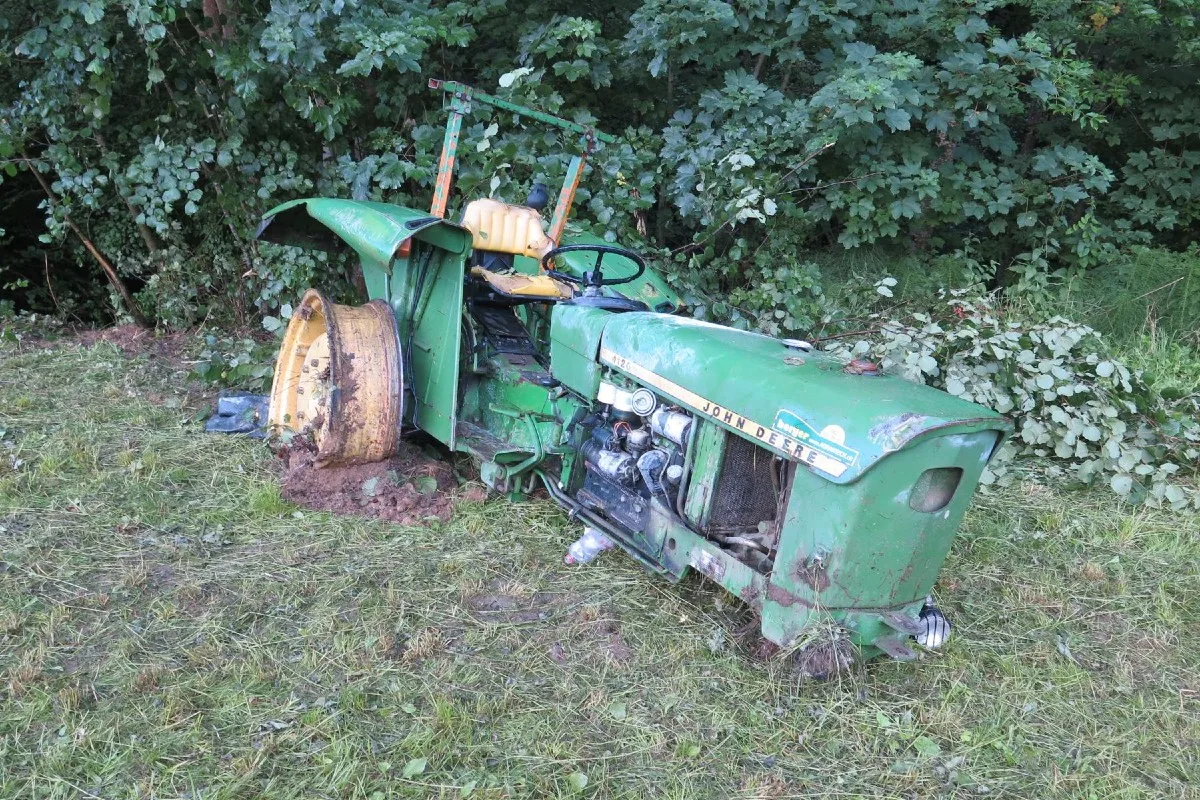 Tenniken BL - Selbstunfall mit Traktor – 47-jähriger Mann rettet sich durch Sprung weg vom Gefährt