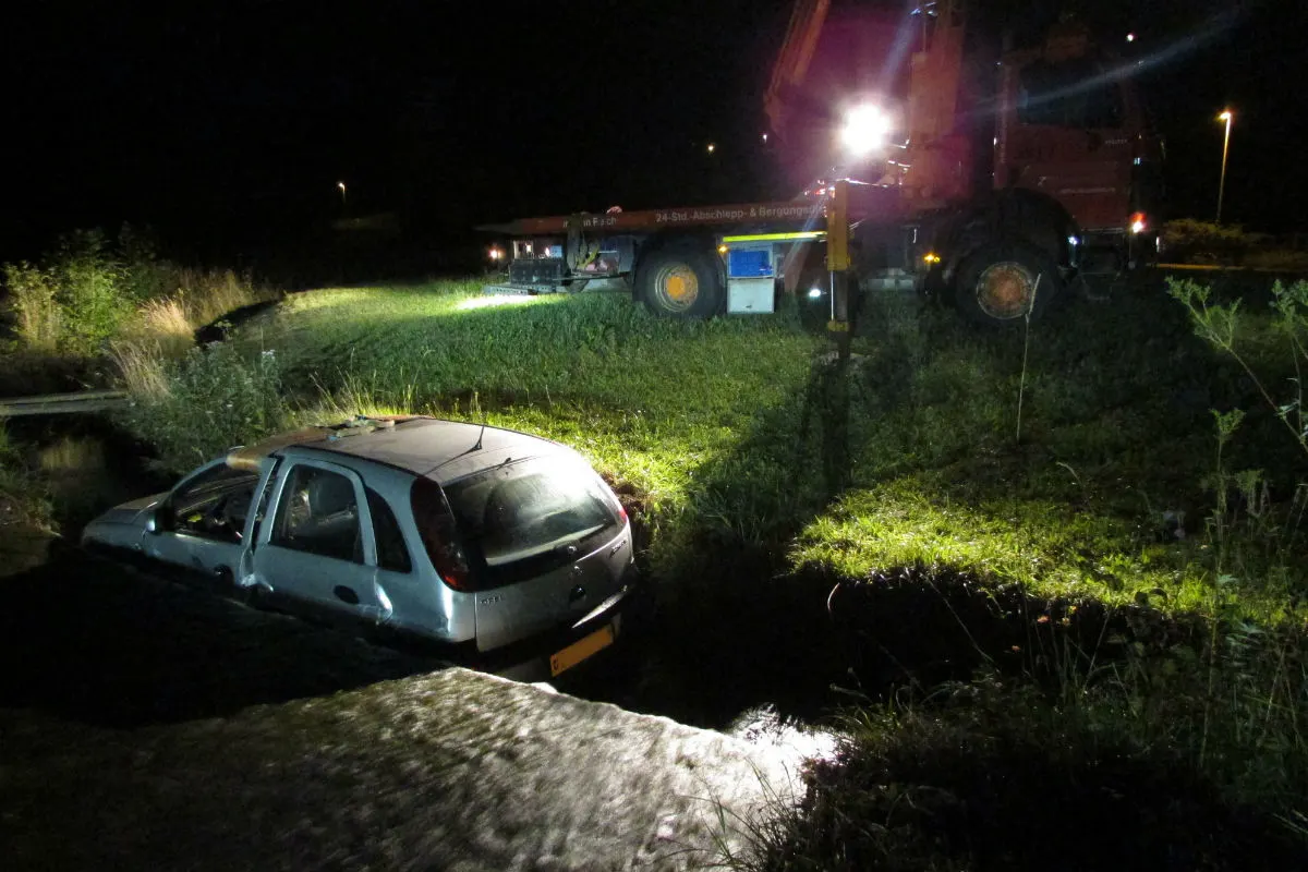 Leuggelbach GL - Auto landet mit vier Insassen im Bach