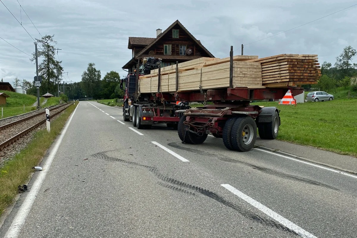 Hohenrain LU - Unfall zwischen Anhängerzug und Auto – eine Person leicht verletzt