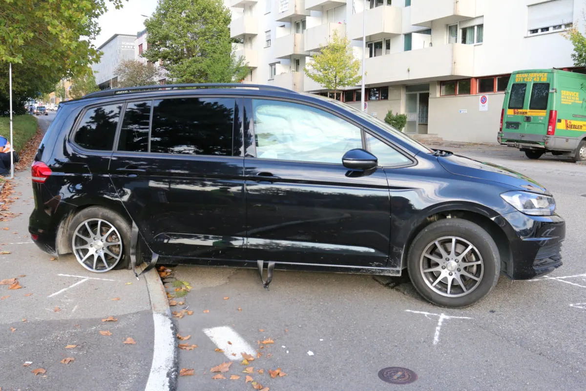 St.Gallen SG - Von Fahrbahn abgekommen und mit Auto kollidiert