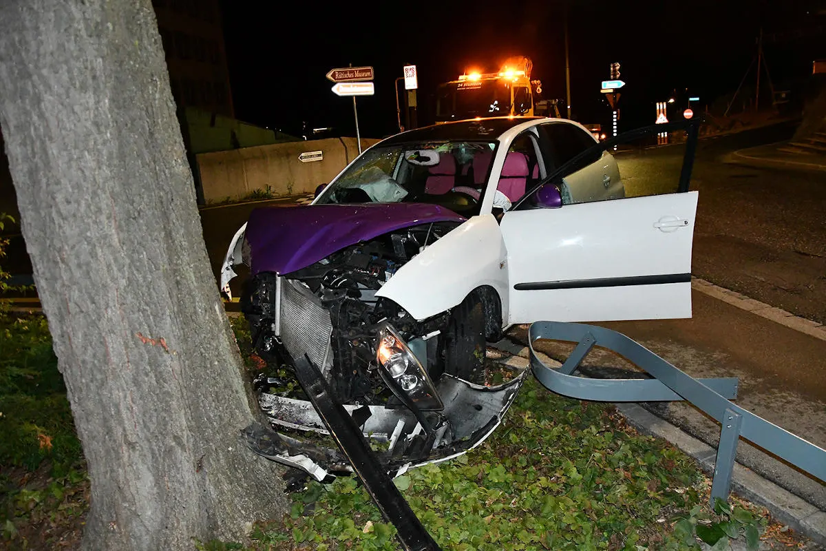 Chur GR - Totalschaden nach Kollision mit Baum