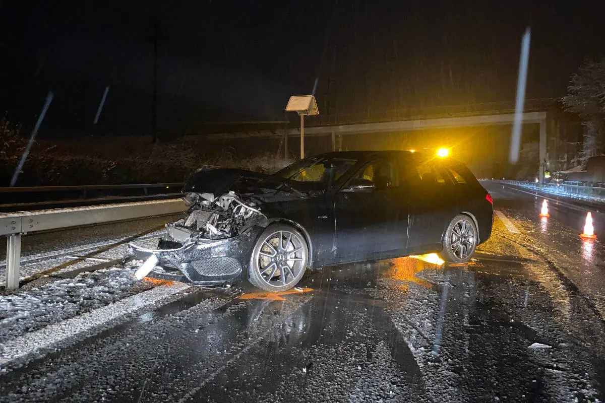 Unfall auf der A4 bei Risch Rotkreuz ZG – Selbstunfall auf der Autobahn
