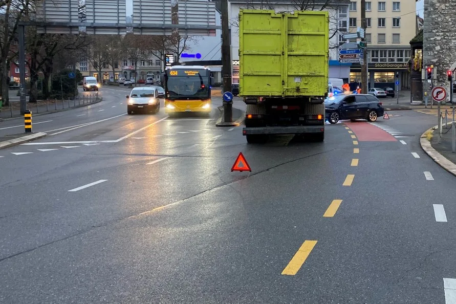 Kollision in Schaffhausen - Lastwagen und Taxi prallen aufeinander - zwei Personen ins Spital gebracht