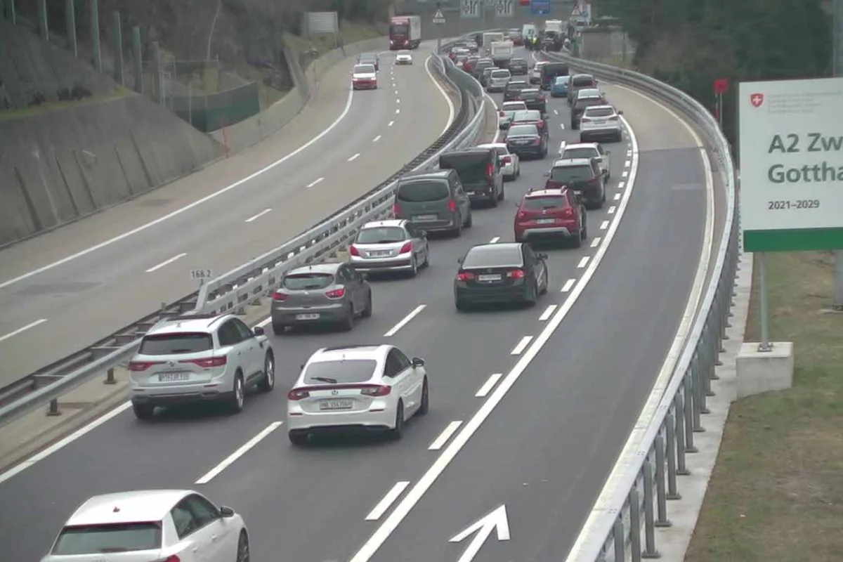 Nord-Süd Achse an der Gotthardautobahn A2 wieder offen - Klimakleber durch die Polizei abtransportiert -17 Kilometer Stau die Folge