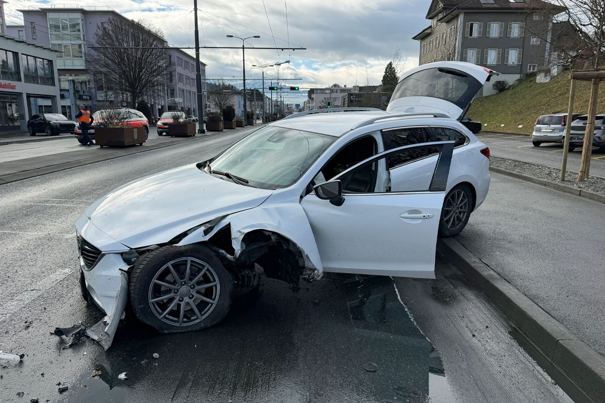 Ebikon LU – Autofahrer prallt bei Unfall gegen Pflanzkübel