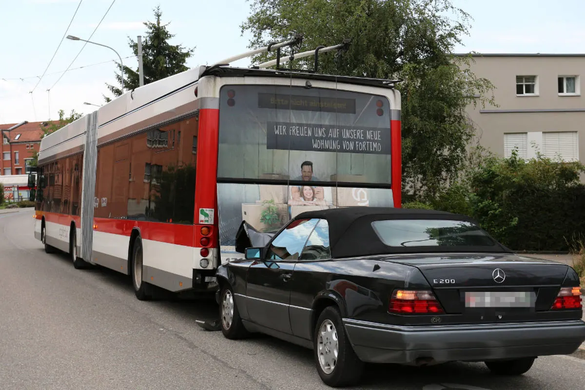 Stadt St.Gallen - Autofahrer prallt gegen Stadtbus