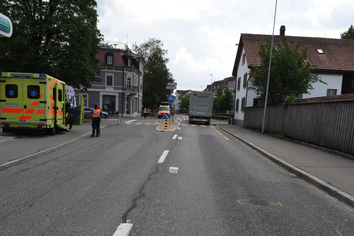 Pfäffikon ZH - Fussgängerin bei Verkehrsunfall schwer verletzt