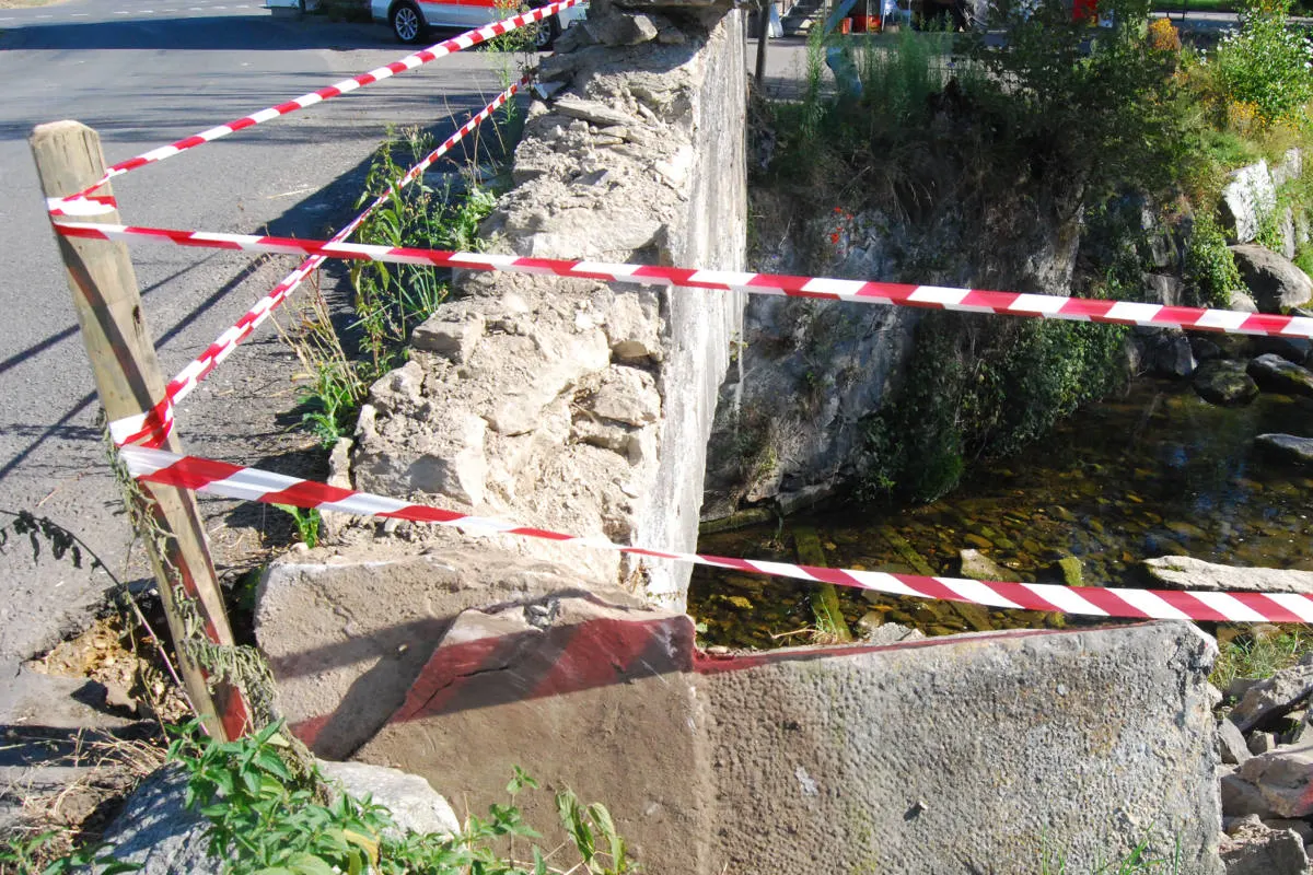 Ruswil LU - Nach Kollision mit Steinbrücke weitergefahren – Polizei sucht Zeugen