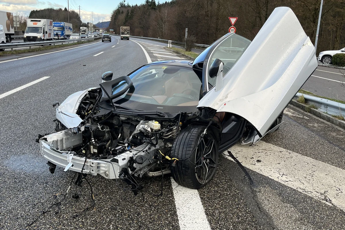 Kölliken/A1 AG - Heftige Kollision zwischen BMW und Mc Laren 