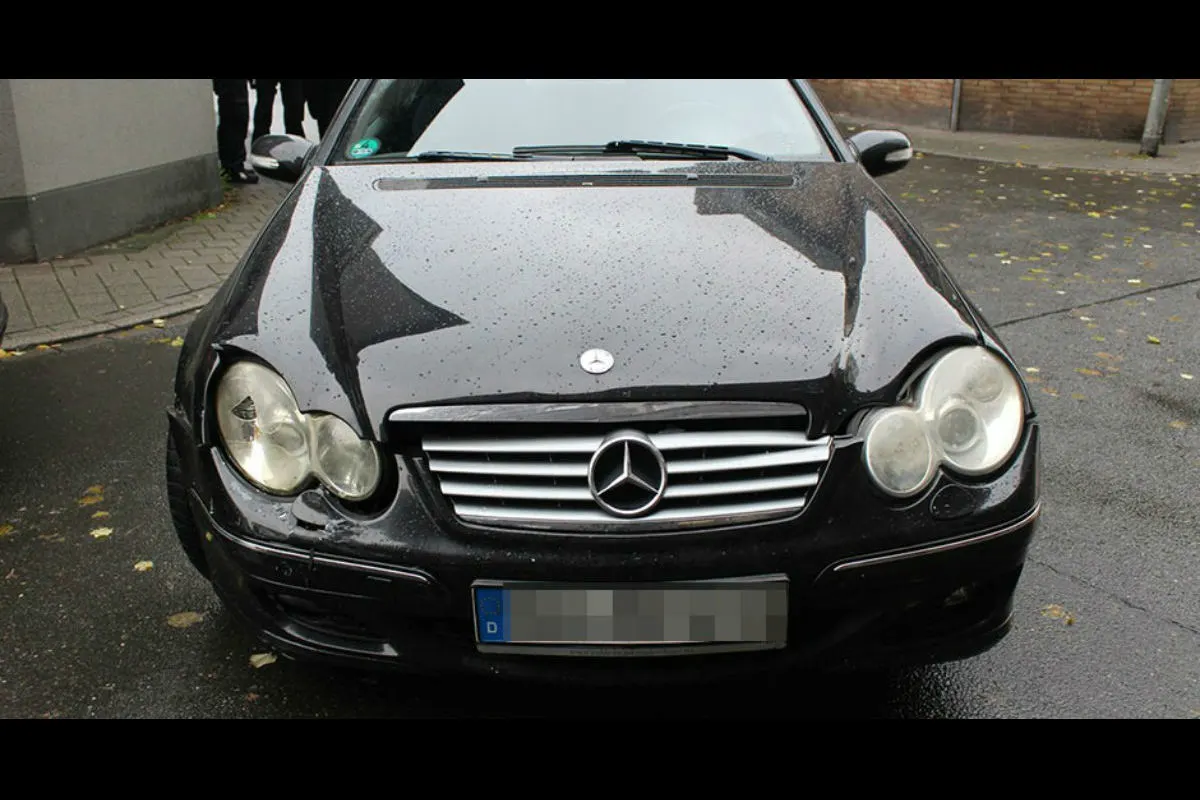 Duisburg - Autofahrer flüchtet mit Mercedes vor Polizei