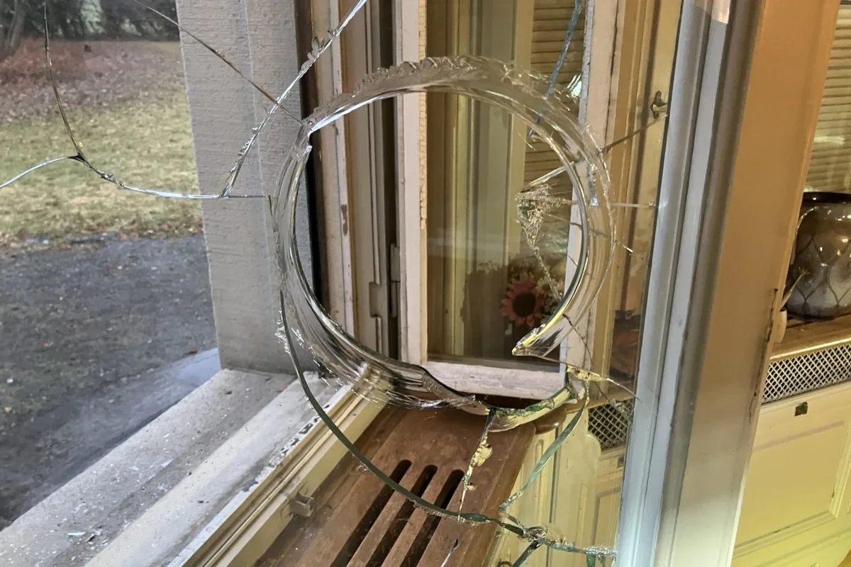 Netstal GL – Einbrecher bohrt Fensterglas auf