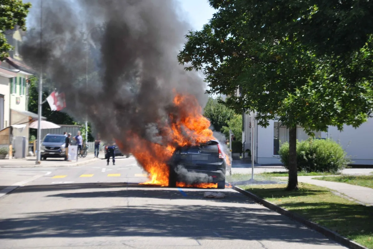 Horrorszenario in Luterbach SO - Auto gerät während der Fahrt in Brand!