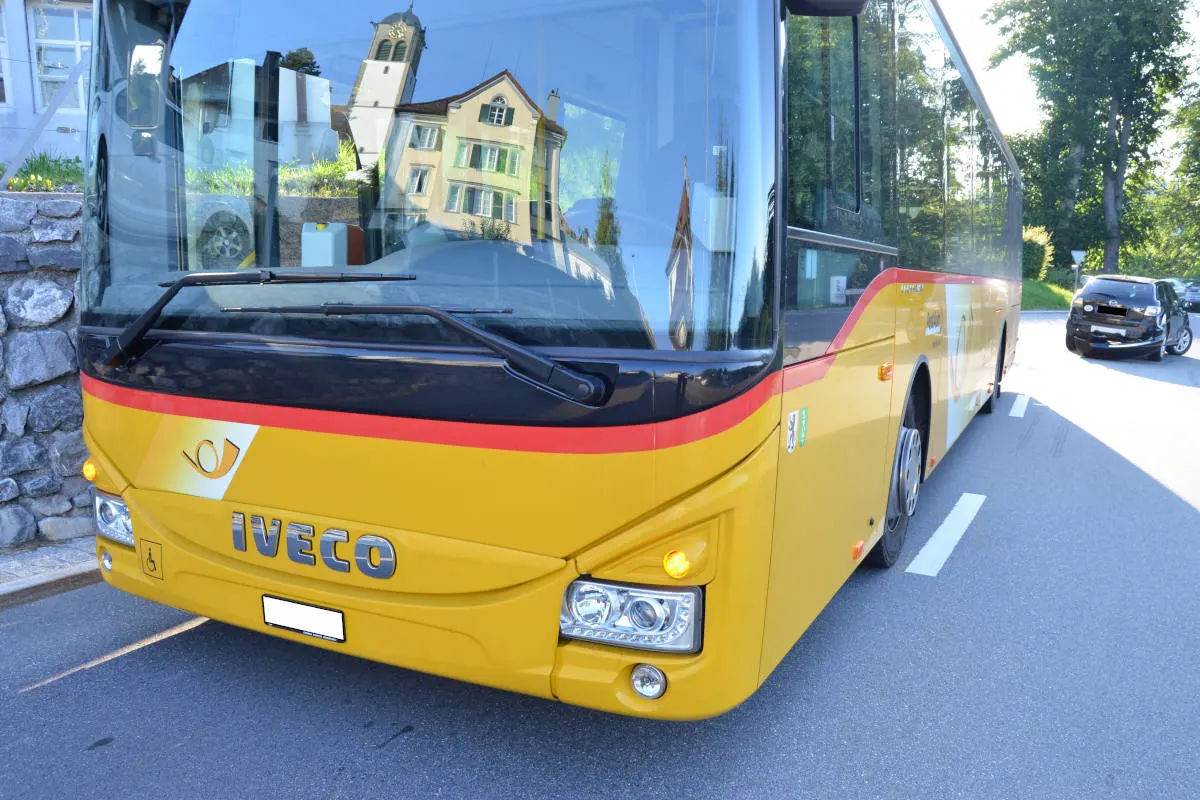 Trogen AR - Verkehrsunfall zwischen Postauto und Personenwagen