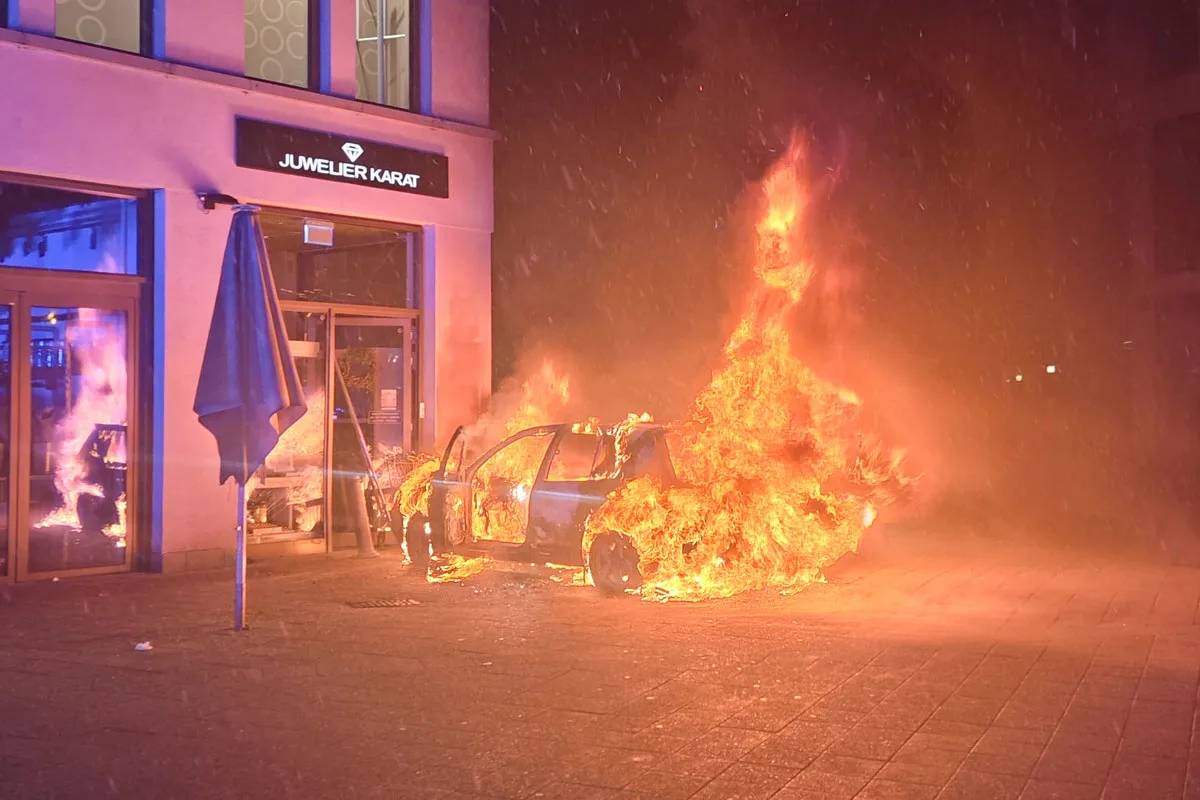 Detmold – Feuerwehr-Einsatz nach Einbruch mit Auto in Juwelier